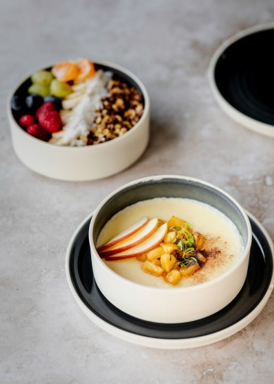 Mlečni gris s karameliziranimi jabolkami